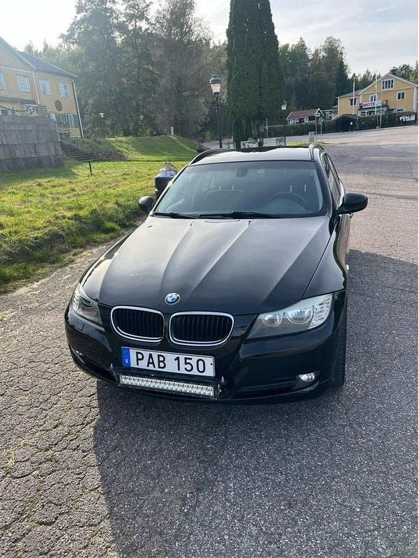 Svart Begagnad 2011 BMW 320 Comfort Edition Kombi | 75 000 kr (Marknadspris) - Bild 1/4