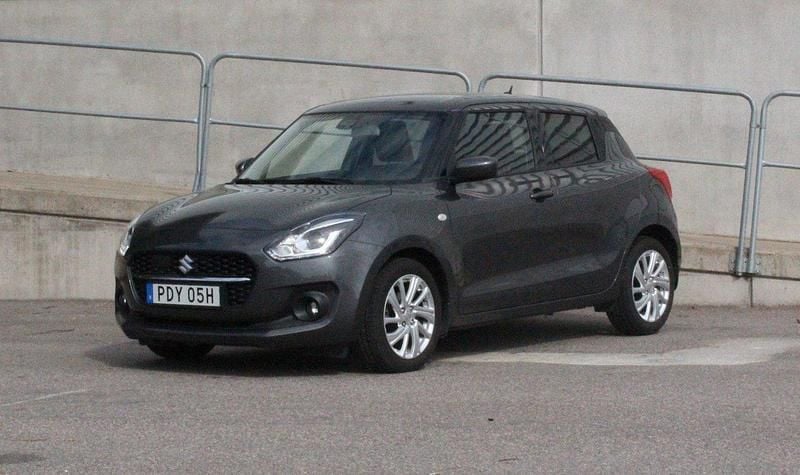 Grå Begagnad 2022 Suzuki Swift Halvkombi | 199 500 kr (Marknadspris) - Bild 1/4