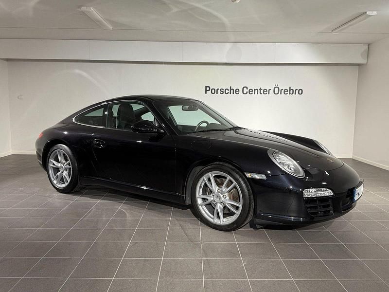 Svart Begagnad 2010 Porsche 911 Carrera Sportkupé | 739 000 kr - Bild 1/4
