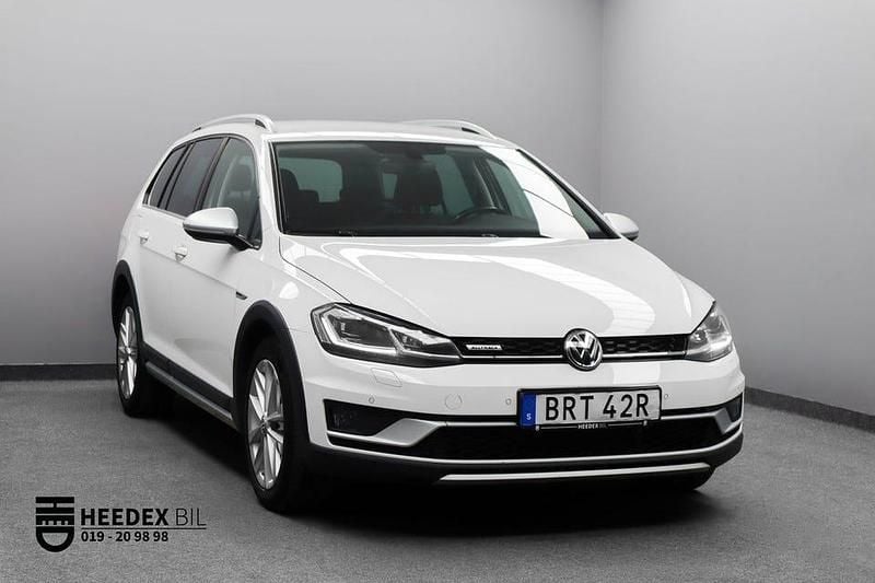 Vit Begagnad 2019 VW Golf Alltrack Executive Kombi | 158 900 kr (Marknadspris) - Bild 1/4