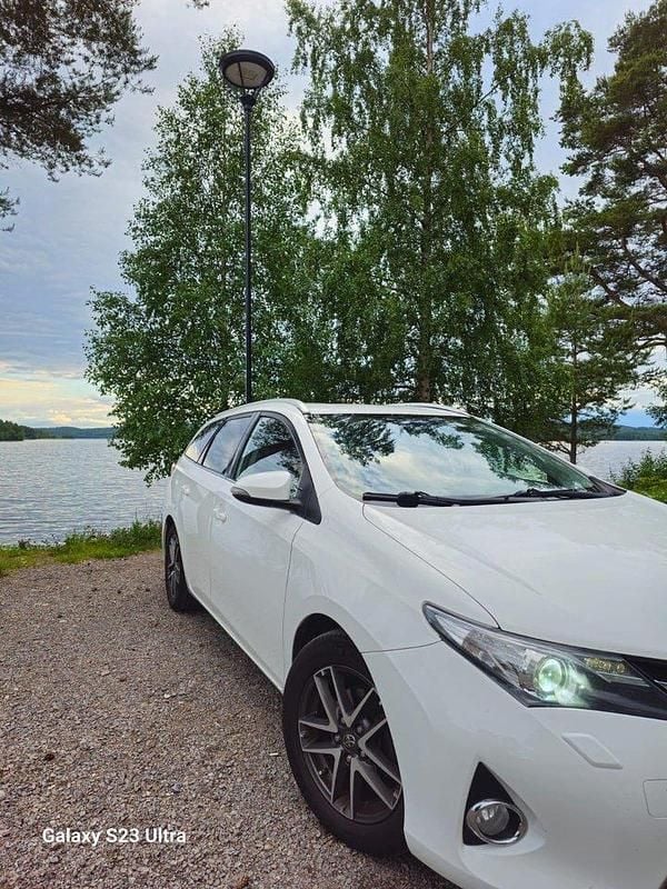 Vit Begagnad 2015 Toyota Auris Touring Sports Kombi | 85 000 kr (Lite dyr) - Bild 1/4