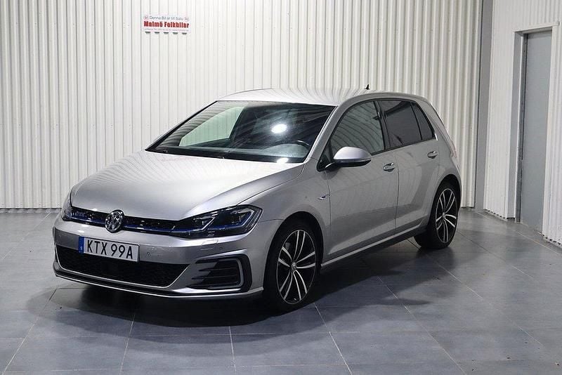 Silver Begagnad 2020 VW Golf VIII GTE Halvkombi | 229 900 kr (Marknadspris) - Bild 1/4