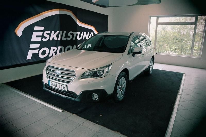 Vit Begagnad 2015 Subaru Outback SUV | 129 900 kr (Bra pris) - Bild 1/4