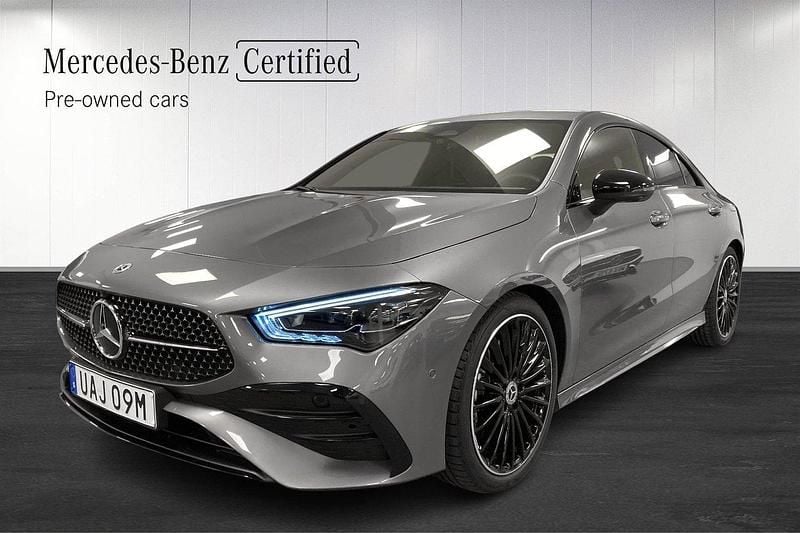 Mörkgrå Begagnad 2025 Mercedes CLA200 AMG Sportkupé | 389 000 kr (Marknadspris) - Bild 1/4