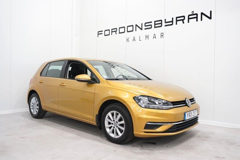 Gul Begagnad 2018 VW Golf VII Halvkombi | 129 800 kr (Bra pris) - Bild 1/4