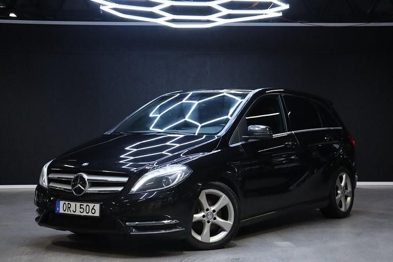 Svart Begagnad 2014 Mercedes B180 Minibuss | 119 800 kr (Marknadspris) - Bild 1/4
