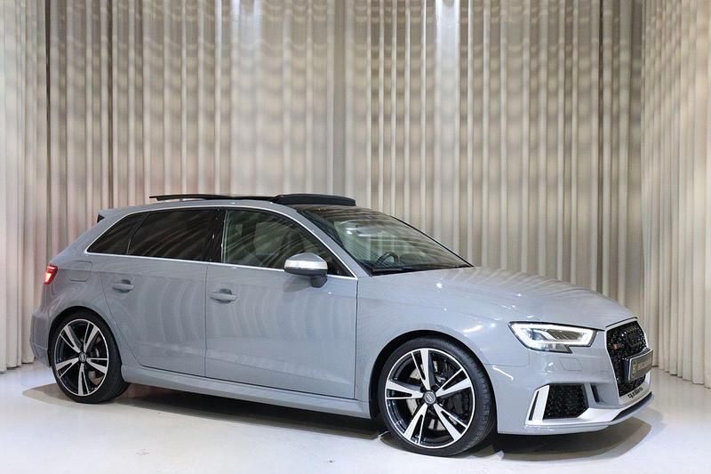Grå Begagnad 2017 Audi RS3 Comfort Sedan | 469 900 kr (Marknadspris) - Bild 1/4