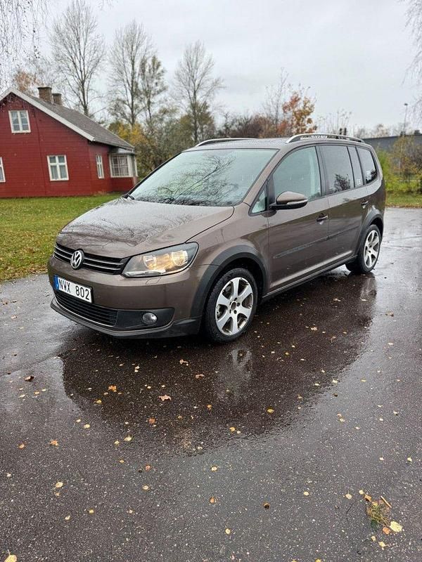 Brun Begagnad 2014 VW Touran Cross Minibuss | 49 000 kr - Bild 1/4