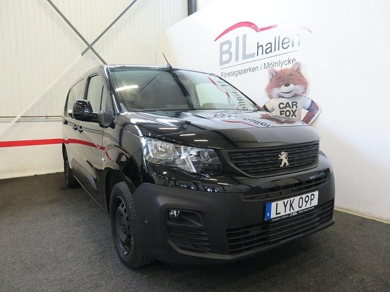 Svart Begagnad 2022 Peugeot Partner Minibuss | 174 900 kr (Marknadspris) - Bild 1/4