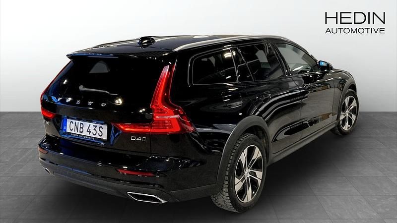 Begagnad Volvo V60 CC Momentum 190 HK (139 kW) 2021 Svart Kombi