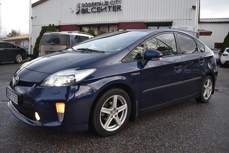 Mörkblå Begagnad 2012 Toyota Prius Halvkombi | 144 900 kr (Marknadspris) - Bild 1/4