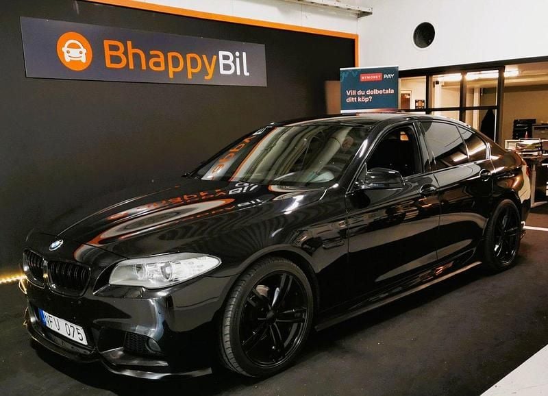 Svart Begagnad 2013 BMW 520 M Sport Sedan | 129 900 kr (Marknadspris) - Bild 1/4