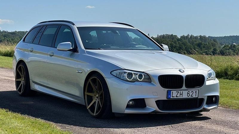 Ljusgrå Begagnad 2011 BMW 525 M Sport Kombi | 189 900 kr (Dyr) - Bild 1/4