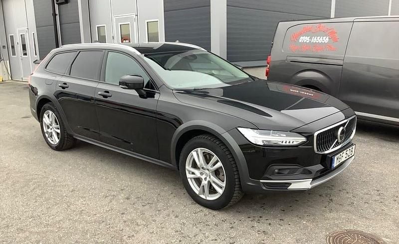 Svart Begagnad 2021 Volvo V90 CC Momentum Kombi | 329 500 kr (Marknadspris) - Bild 1/4