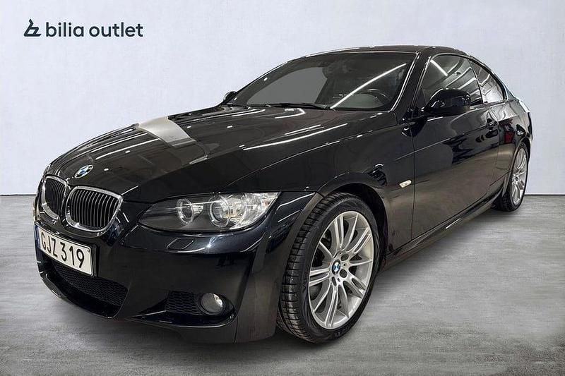 Svart Begagnad 2010 BMW 325 M Sport Sportkupé | 109 899 kr (Marknadspris) - Bild 1/4