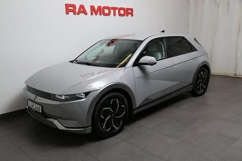 Grå Begagnad 2021 Hyundai Ioniq 5 Advanced SUV | 359 900 kr (Marknadspris) - Bild 1/3