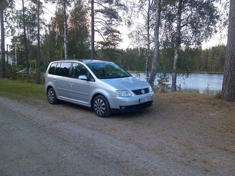 Silver (silver met.) Begagnad 2006 VW Touran Minibuss | 29 900 kr - Bild 1/4