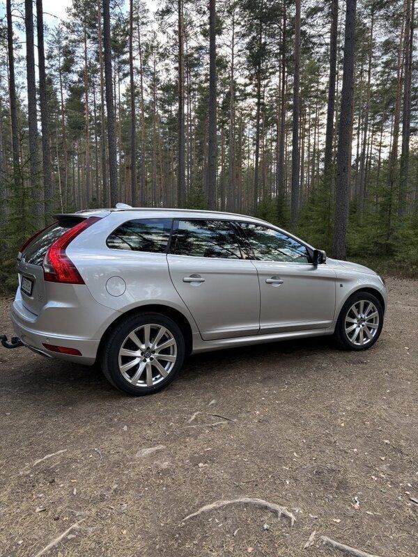 Silver Begagnad 2016 Volvo XC60 Ocean Race SUV | 185 000 kr (Bra pris) - Bild 1/4