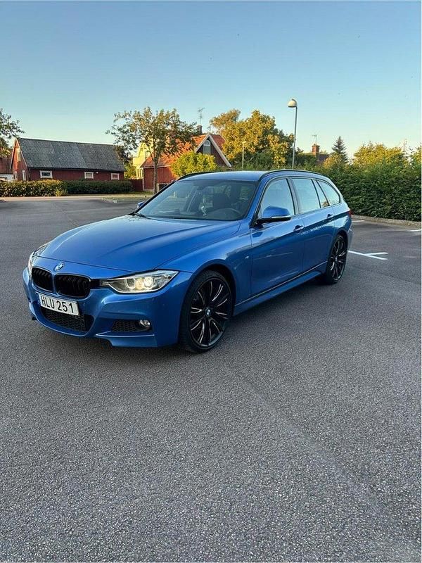 Blå Begagnad 2015 BMW 320 M Sport Kombi | 166 000 kr (Marknadspris) - Bild 1/4