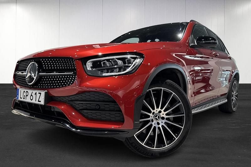 Röd (red) Begagnad 2022 Mercedes GLC300e AMG Kombi | 479 000 kr (Marknadspris) - Bild 1/4