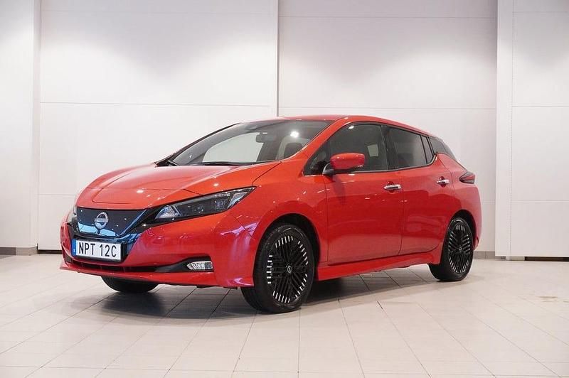Red solid Begagnad 2022 Nissan Leaf N-Connecta Halvkombi | 249 900 kr (Marknadspris) - Bild 1/4