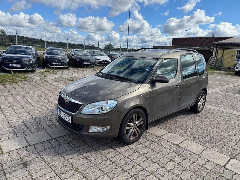 Mörkbrun (brun) Begagnad 2015 Skoda Roomster Kombi | 44 900 kr (Superpris) - Bild 1/4