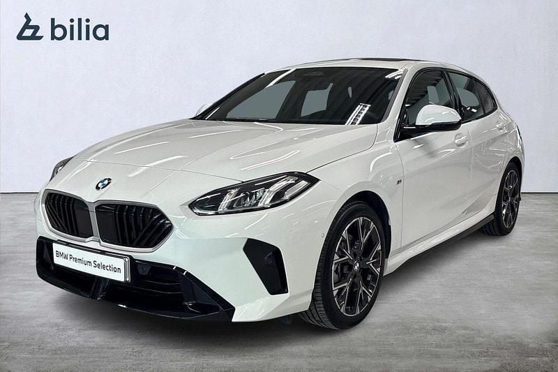 Vit (alpinvit ) Begagnad 2024 BMW 120 M Sport Halvkombi | 429 900 kr (Dyr) - Bild 1/4