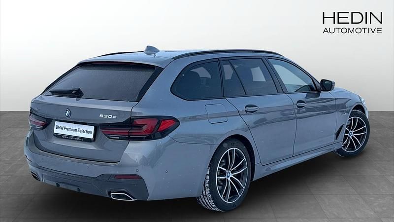 Begagnad BMW 530e Shadowline 2023 Grå Kombi