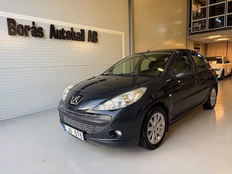 Mörkgrå Begagnad 2010 Peugeot 206 Halvkombi | 29 900 kr (Marknadspris) - Bild 1/4