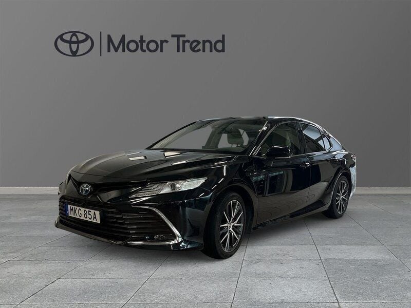Svart Begagnad 2023 Toyota Camry Hybrid Executive Sedan | 349 900 kr (Marknadspris) - Bild 1/4