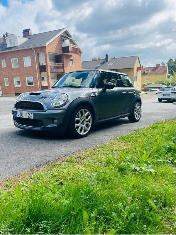 Grå Begagnad 2010 Mini Cooper S Halvkombi | 79 000 kr (Superpris) - Bild 1/4