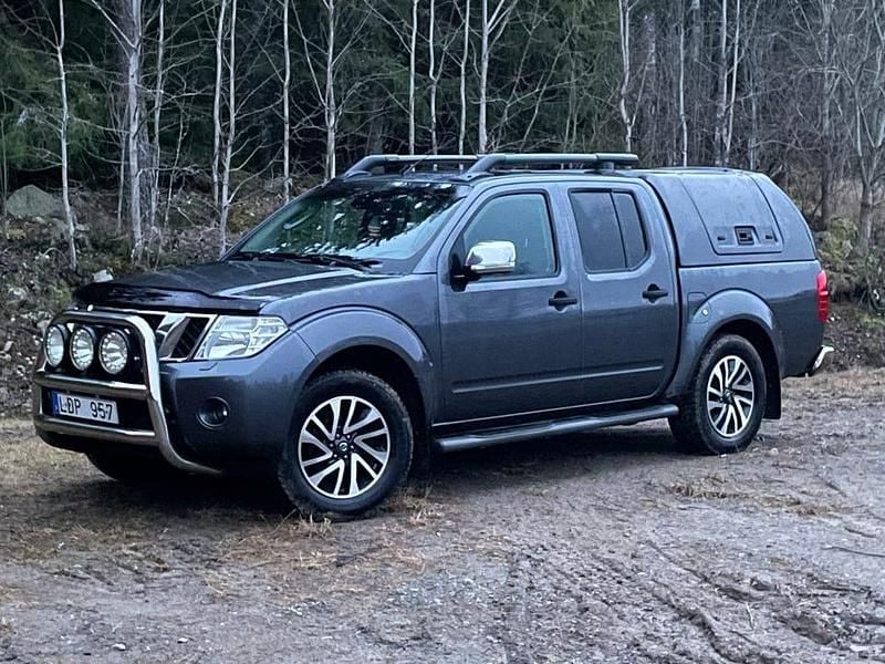 Grå metallic Begagnad 2011 Nissan Navara Pickup | 94 500 kr (Superpris) - Bild 1/4