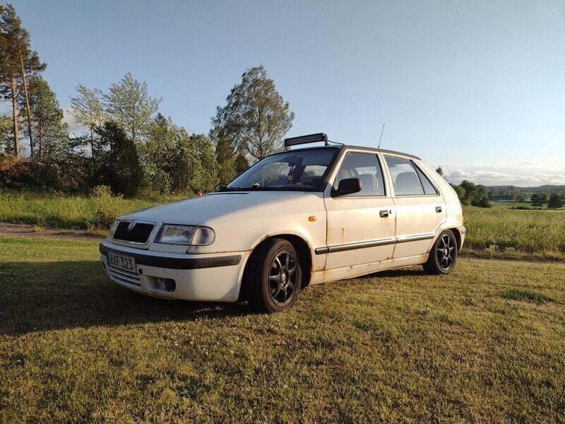 Vit Begagnad 2001 Skoda Felicia Halvkombi | 12 000 kr - Bild 1/4