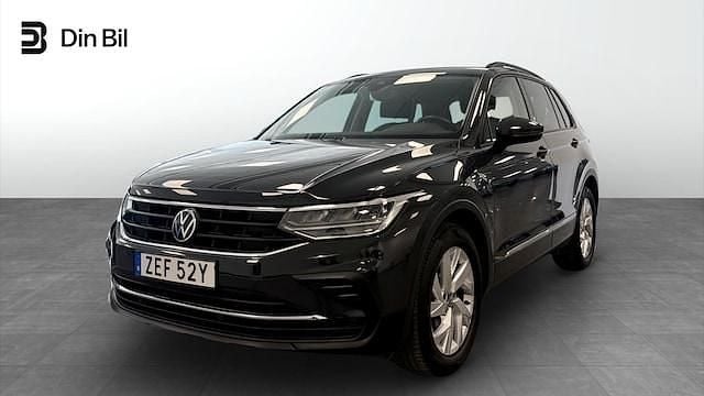 Grå (urano grey) Begagnad 2022 VW Tiguan Life SUV | 279 900 kr (Marknadspris) - Bild 1/4