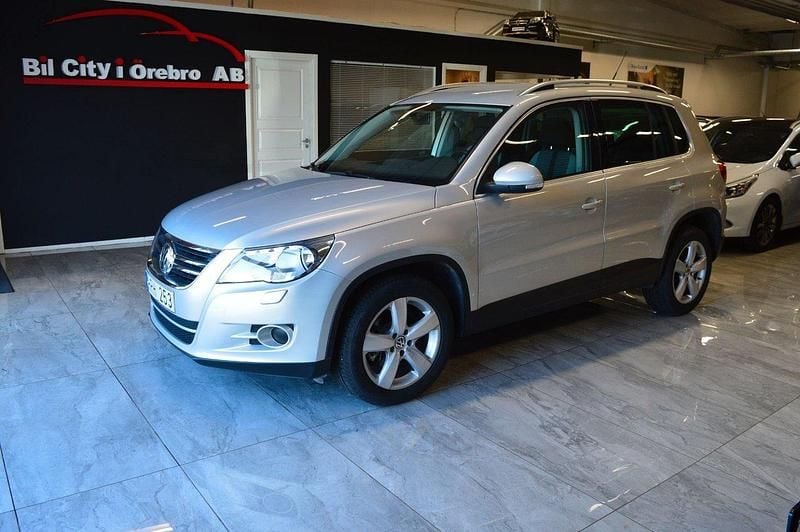 Ljusgrå Begagnad 2010 VW Tiguan Sportline SUV | 94 900 kr (Marknadspris) - Bild 1/4