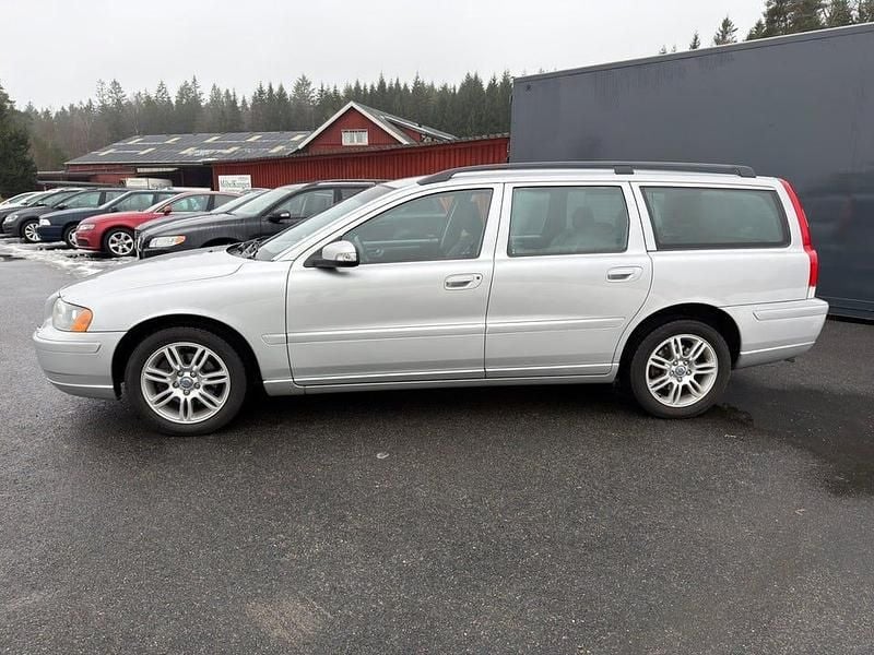 Begagnad Volvo V70 Momentum 140 HK (102 kW) 2007 Grå Kombi