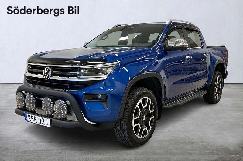Blå (bright blue metallic) Begagnad 2023 VW Amarok Style Pickup | 689 000 kr (Marknadspris) - Bild 1/4