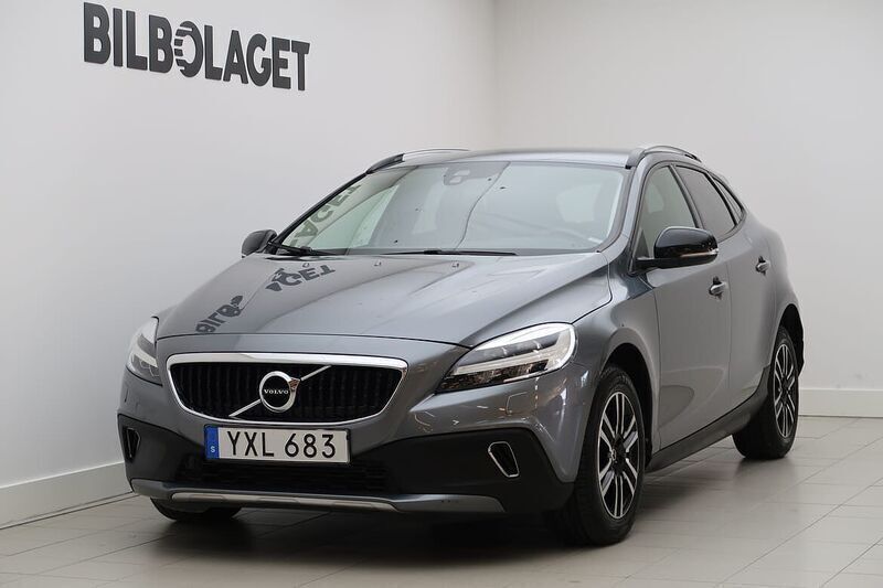 Grå Begagnad 2017 Volvo V40 CC Kombi | 195 800 kr (Marknadspris) - Bild 1/4