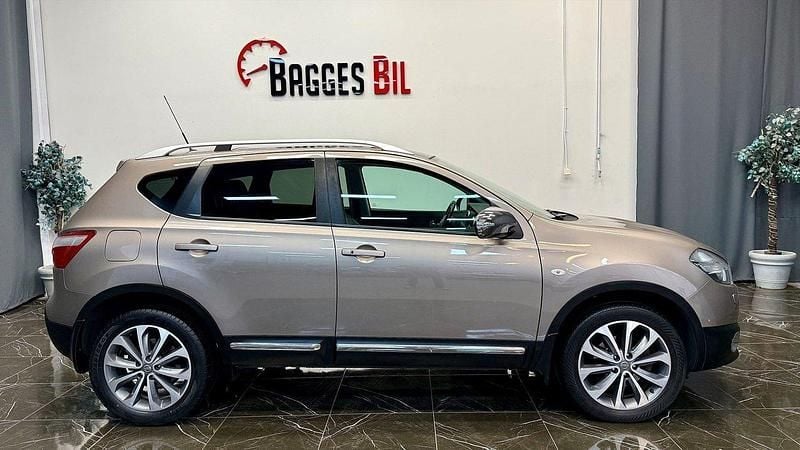 Ljusbrun Begagnad 2011 Nissan Qashqai Tekna SUV | 74 900 kr (Bra pris) - Bild 1/4