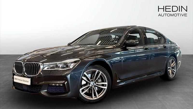 Grå (grey) Begagnad 2015 BMW 730 M Sport Sedan | 384 700 kr (Marknadspris) - Bild 1/4