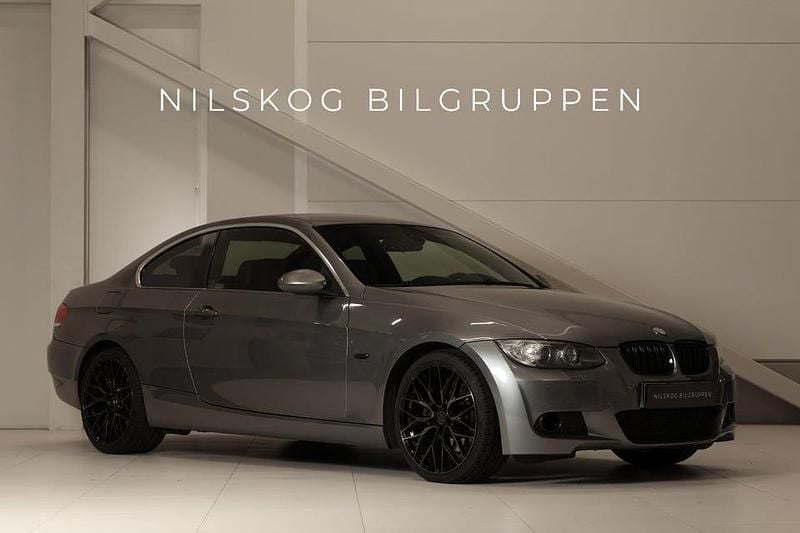 Grå Begagnad 2009 BMW 325 Comfort Edition Sportkupé | 119 900 kr (Marknadspris) - Bild 1/4