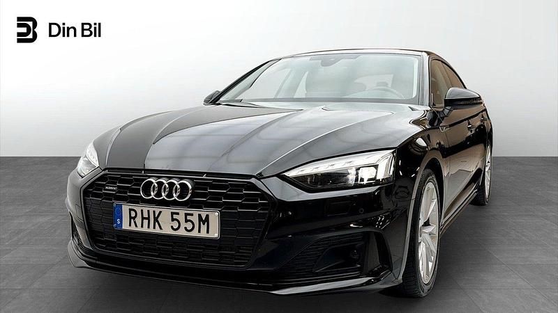 Brilliantsvart Begagnad 2021 Audi A5 Sportback Advanced Plus Halvkombi | 359 000 kr (Marknadspris) - Bild 1/4