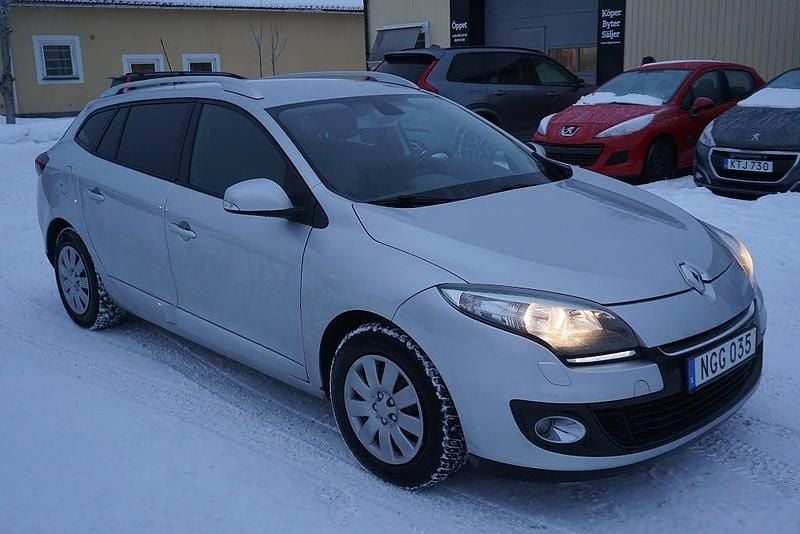 Begagnad Renault Mégane GrandTour 110 HK (80 kW) 2012 Silver Kombi