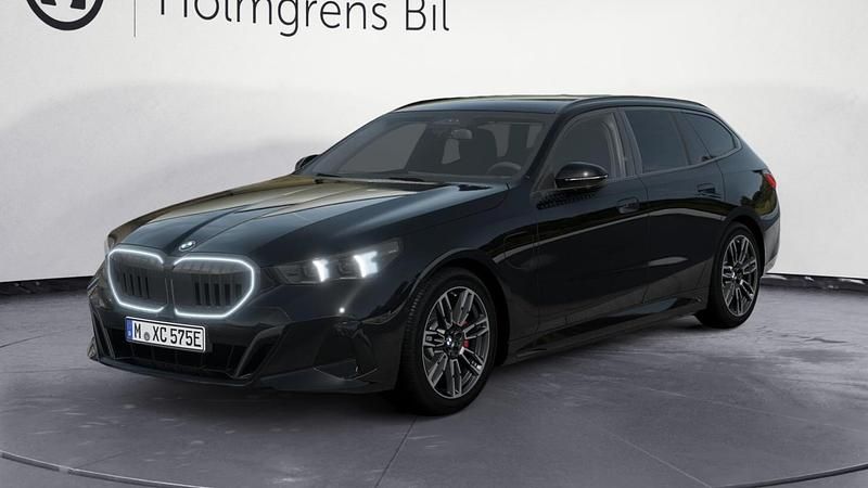 Svart Begagnad 2026 BMW 530e Shadowline Kombi | 699 800 kr - Bild 1/4