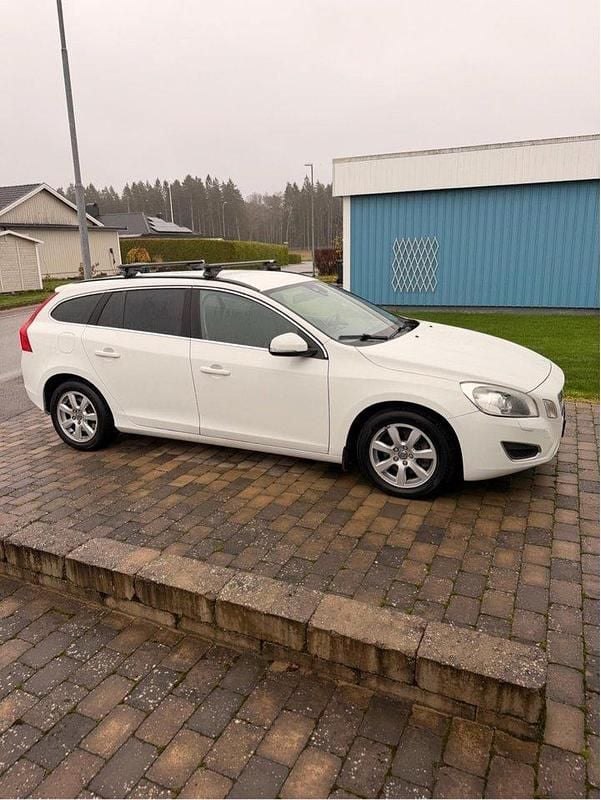 Vit Begagnad 2012 Volvo V60 Momentum Kombi | 60 000 kr (Bra pris) - Bild 1/4