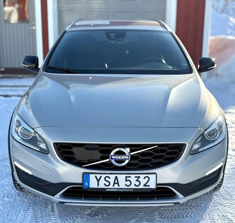 Begagnad Volvo V60 CC Momentum 190 HK (139 kW) 2018 Brun Kombi