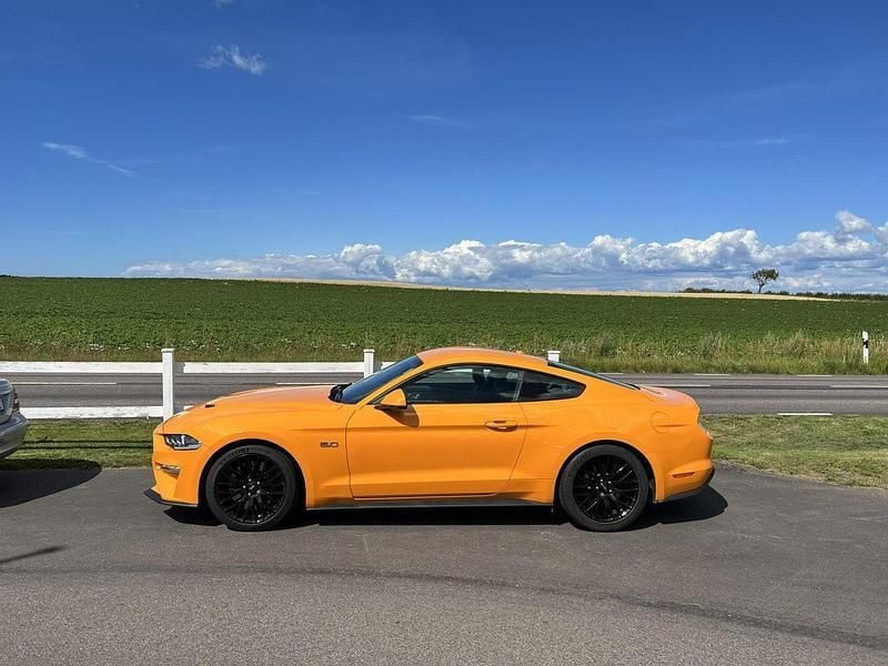 Orange Begagnad 2018 Ford Mustang GT Sportkupé | 449 000 kr (Marknadspris) - Bild 1/4