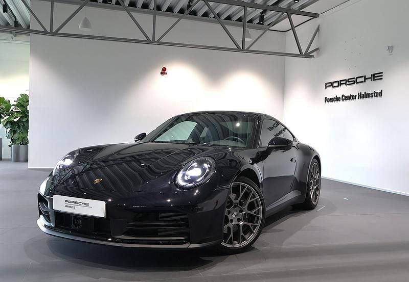 Svart (black) Begagnad 2024 Porsche 911 Carrera Sportkupé | 1 595 000 kr (Marknadspris) - Bild 1/4