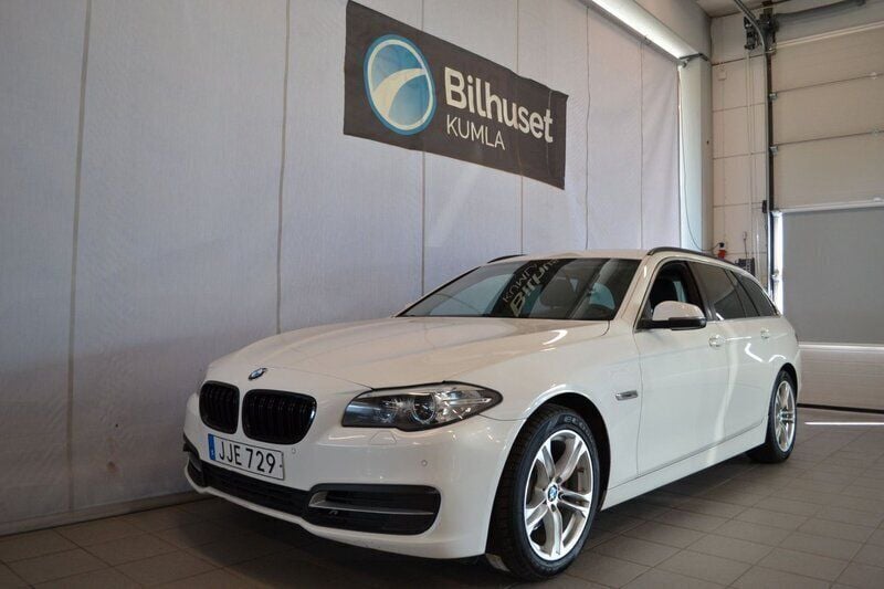 Vit Begagnad 2016 BMW 520 Kombi | 159 000 kr (Lite dyr) - Bild 1/4