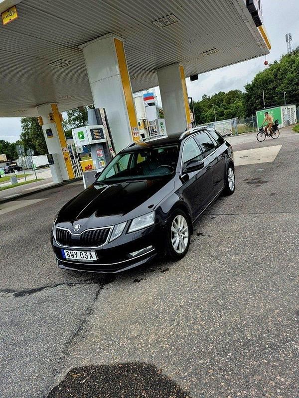Svart Begagnad 2020 Skoda Octavia Kombi | 85 000 kr - Bild 1/4